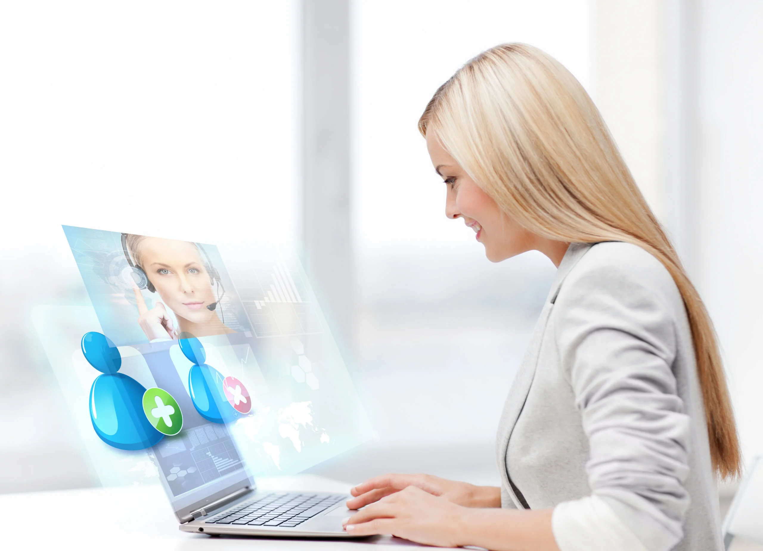 businesswoman communicating with helpline operator Webdesign Agentur für Unternehmen – professionelle digitale Lösungen mit moderner Website‑Entwicklung, UX‑Design und Online‑Strategie am Laptop.